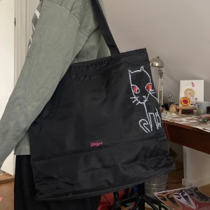 Väska - En supercool väska från märket Duffy, som tyvärr inte kommer till användning längre. Köpt här på plick. Som man ser på bilden så får det plats med ett A4 papper i storlek. Det finns en ficka inuti väskan, och en utanpå☺️