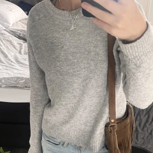 Grå stickad tröja  - Säljer min fina gråa stickade tröja från hm ❤️