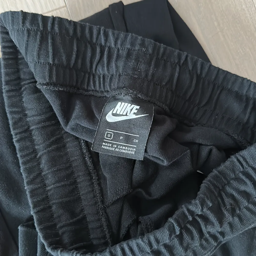 Utsvängda Mjukisbyxor ifrån märket Nike. Strl S. Dem är knappt använda.. Jeans & Byxor.