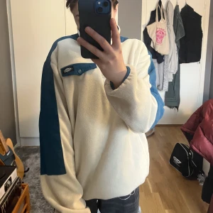 Dickies fleece  - En beige freeze med blå detaljer på armarna. Knappt använd så den är i bra skick