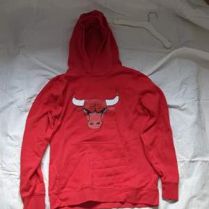 Säljer denna Chicago bulls hoodie för bra pris. Använd ett par gånger så den är lite nopprig. Skick 7/10. 160-170cm