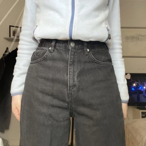 Na-kd jeans  - Jeans från na-kd jag köpte  för ett tag sedan men dom var för korta för mig som är 1,80  men passar i midjan. Skriv gärna till mig om ni vill ha flera bilder på Jensen. 💖