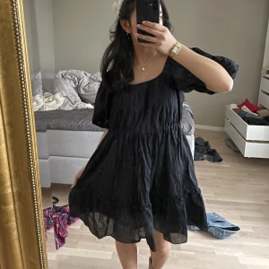 & other stories klänning🖤🖤 - Svart klänning från & other stories som inte längre finns kvar, endast liknande. Perfekt nu till sommaren!!! Aldrig använd, endast testad. 😽😽 nypris 800kr