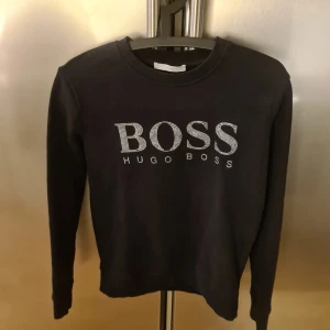 Hugo Boss - Äkta Hugo boss tröja Stl xs passar även s.  Tröjan är i nyskick. 