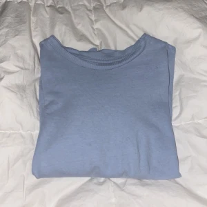 T-shirt  - Oanvänd fin blå T-shirt i storlek s!