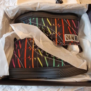 Valentino Garavani rainbow - Äkta. Size 43. Köptes hos Double Y Malmö. Helt ny. Endast provat hemma. 