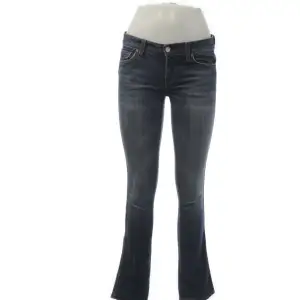 Super snygga lowrise jeans från 7 for all man kind. Aldrig använda. Säljer pga för stora i midjan. Köpta för 950 kr