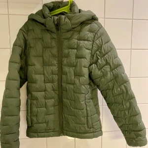 Lättviktsjacka  - Lättviktsjacka grön, stl134. Everest.