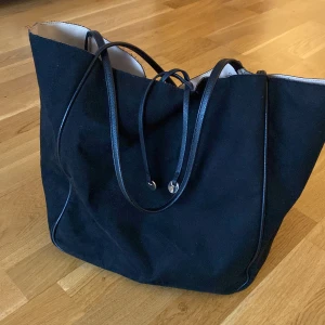 Väska  - Väska från H&M. Är i  fint skick  