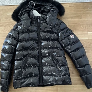 Moncler bady  - ❤️FINNS KVAR, 2000kr OM DEN BLIR KÖPT INNAN HELGEN❤️Säljer min näst intill nya moncler bady, storlek 1, som en S❤️luvan går även att ta bort💕En aningen för stor för mig❤️har ej kvitto