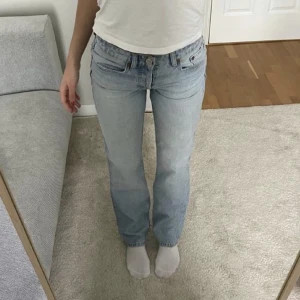 Mid rise jeans zara - Säljer dessa populära mid rise jeansen från zara i storlek 34. Dom är ljusblåa och är i toppenskick och knappt använda. Säljer pga för små. Köp dirket för 350kr! 