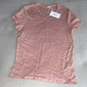 Rosa Filippa k t-shirt! Helt ny, har tyvärr legat lite skrynkligt i gaderoben men det är nog bara att stryka! säljer för att den inte är min stil