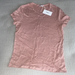 Filippa k t-shirt - Rosa Filippa k t-shirt! Helt ny, har tyvärr legat lite skrynkligt i gaderoben men det är nog bara att stryka! säljer för att den inte är min stil