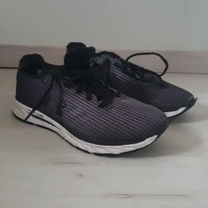 Löparskor under armour - Jätte bra skor storlek 38,5. Säljer endast för de va försmå gör mig. Det går att koppla till deras app. Som sen hjälper än få bättre löpar teknik. Grym bra skor. 