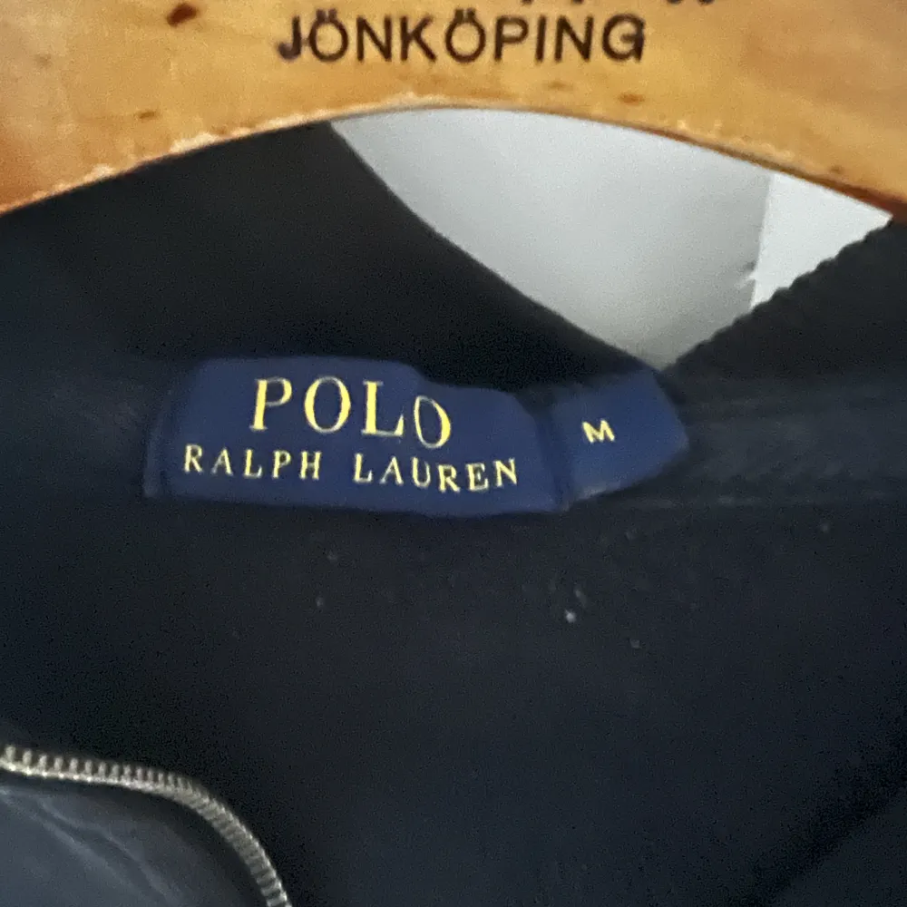 Ralph Lauren tröja i storlek M. Skicket är i 8/10 då den är sparsamt använd. Vid frågor tvivla inte på att höra av dig!  . Hoodies.