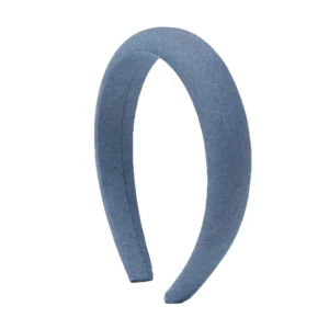 blått zara diadem  - säljer detta oanvända diadem ifrån zara! köpt på deras hemsida, priset kan diskuteras & frakt tillkommer! 