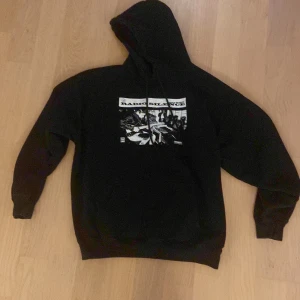 Brandy Melville hoodie - As snygg brandy Melville hoodie jag säljer då den tyvärr va för lång på mig som är 160cm. Frakt med köp nu: 66kr. Frakt med PostNord: 69kr ❤️