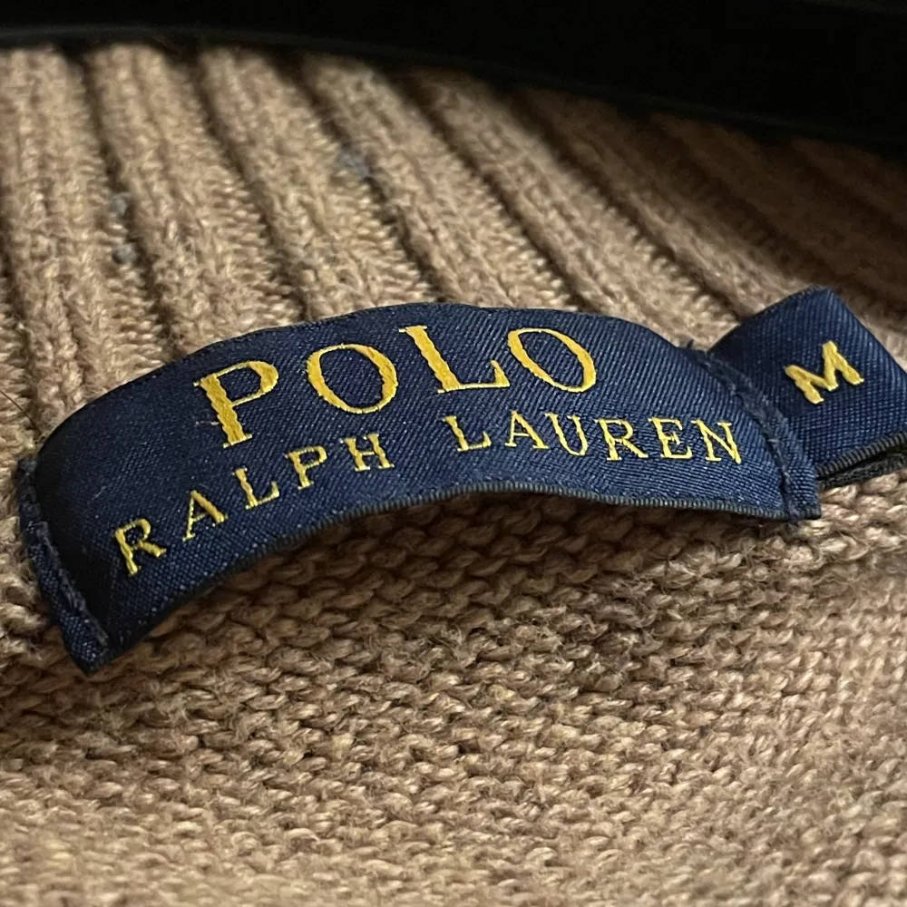 Beige halv zip från Ralph Lauren, relativt använd men inga skador what so ever 😁. Stickat.