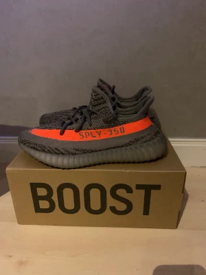 Yeezy Boost 350 V2 - Säljes pga för små i storleken. Helt nya endast testad. Pris kan diskuteras vid snabb affär!