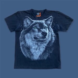 Vintage varg t-shirt - En alternative t-shirt med varg motiv på. Jättefint tryck, bra kvalité. 100% bomull. Condition 7/10. Längd 64 cm, axlar 43 cm. För fler bilder eller mått kontakta mig 🧸