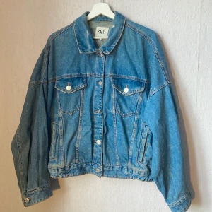 Zara jeansjacka - Jeansjacka från Zara. Storlek XL, men sitter bra på mig som vanligtvis har M/L. Bomberjacka-passform. Inga defekter/fläckar. Jackan är i mycket gott skick. Bekväm att bära, relativt mjukt jeanstyg, men fortfarande rejält (inte tunt).