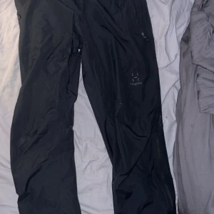 Haglöfs byxa, Storlek S - Jag säljer min Haglöfs byxa, den är lite för stor på mig så tänkte sälja den!