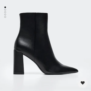 Svarta klackar  - Säljer dessa supersnygga klackar då jag redan har ett par liknande. Endast använda 1 gång. Nypris 599kr. Strl 38. Kan mötas upp i Stockholm, annars står köpare för frakt 💕 