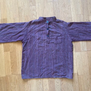 Lila randig skjorta  - Superfin och skön skjorta. Står tyvärr inte storlek i skjortan, men den sitter oversized på mig som är 160. I väldigt gott skick💜