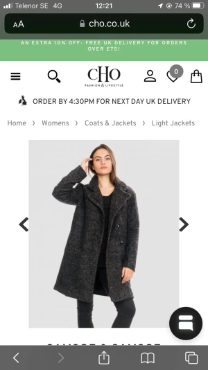 SAMSOE SAMSOE kappa - SAMSOE kappa i ull. Fint, sparsamt använt skick. Samma modell som på första bilden men en mer ljusgrå färg. Nypris över 3400kr.  Står ingen storlek men uppskattningsvis storlek S.