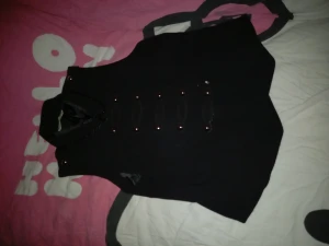 Blandat  - Fina kläder sällan använda katt finns I hemmet men rollar av kläderna innan jag skickar. 