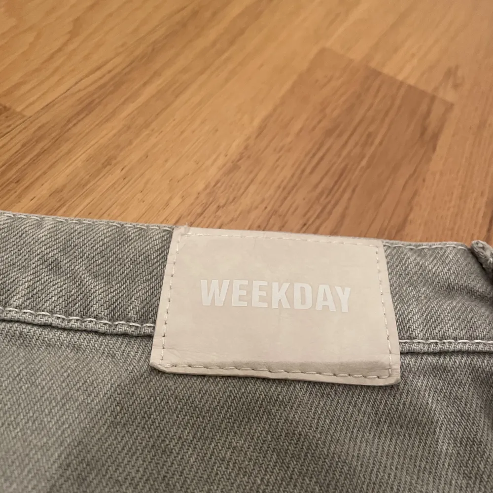 Vanliga raka gråa weekday jeans i färgen grå och mycket fint skick. Jeans & Byxor.