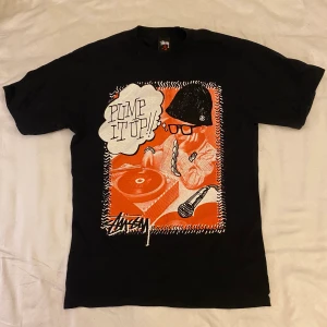 Svart T-Shirt med tryck - Svart t-shirt med en fet DJ baby på! Ett måste ju?! Använd fåtal gånger. Står ingen storlek men gissar S, sitter liiiite stort på mig som är 160 och har XS (bild 2). Från djurfritt och rökfritt hem. 