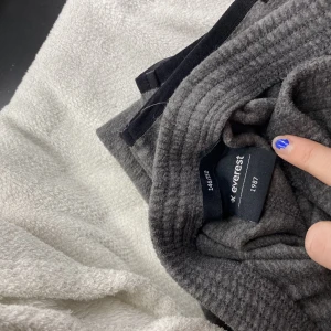 Everest byxor flis  - Ett par jätte fin och sköna flis byxor från Everest i ett gråt matrial som är jätte skönt att åka skidor i 💕