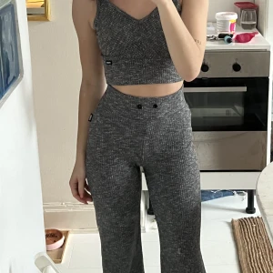 Lounge set Stronger - Säljer mitt fantastiskt sköna lounge set från Stronger i storlek XS! Sitter verkligen som ett smäck!  Säljer endast båda delarna tillsammans, nypriset för båda delarna är 1300kr! 💞