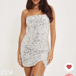 Oöppnad klänning  - Helt ny , alla lappar kvar! Säljes då jag råka köpa fel storlek! 