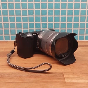 Liten kamera - Jättefin digitalkamera (Sony Nex 5) som tyvärr inte kommer till användning längre.   Du får med: kameran (med nytt batteri*), objektivet, linsskydd, laddare och 32 gb sd kort.  Väldigt bra skick, allt nytt kostar ungefär 2800 kr.