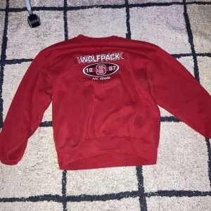 Soffe sweatshirt - En Soffe sweatshirt i storlek medium Säljes pga att den inte används längre Sitter riktigt bra på mig som är 180cm Nypris: 600