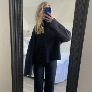 Stickad polo - Säljer denna superfina stickade polo från zara. Den är sparsamt använd men börjar bli lite nopprig (inget man tänker på) men annars inga defekter😊