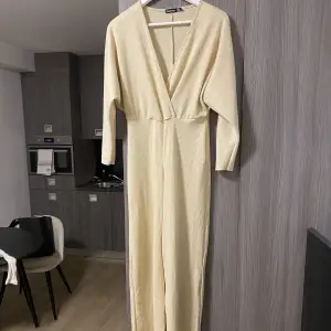 Beige jumpsuit, otroligt skön att ha på sig. Nypris ca 400 Passar xxs-s