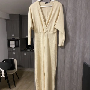 Jumpsuit XS - Beige jumpsuit, otroligt skön att ha på sig. Nypris ca 400 Passar xxs-s