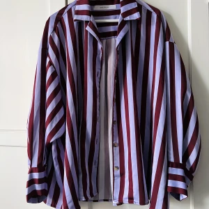 Gina Tricot Hobnob - Pyjamasskjorta i storlek XS, är oversize och passar xs-m. Finns lite tråddragningar, men är i övrigt i fint skick. 