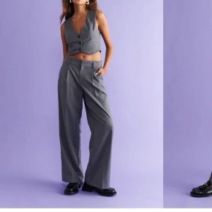 Gina Tricot low waist kostymbyxor🫶🏼 - Säljer mina favvisar! Dem är väldigt långa i benen och orkar inte sy upp dem tyvärr🥺 storleken är M(oversized) lågmidjade och har pressveck🥰🙌🏻 kan mötas upp i centrala/södra stockholm eller frakta via plick💓💓