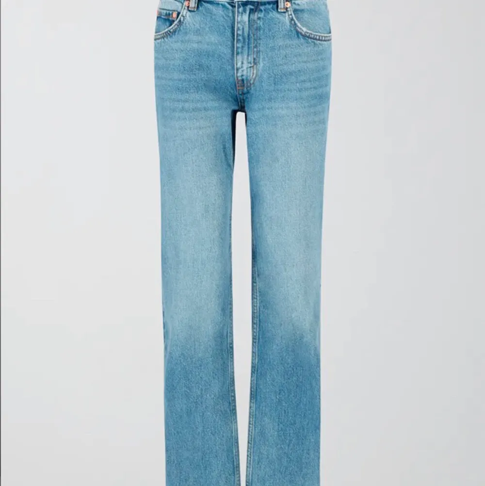 Säljer två par lågmidjade jeans från Gina, dom gråa är i storlek 34 och dom blå i storlek 32 men båda två är stora för mig kom privat för fler bilder💗byxorna är knappt använda, priset kan diskuteras . Jeans & Byxor.
