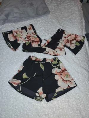 Sommar set - Super fint två delad set, enbart testad. Passar storlek s/m då den är stretchig!