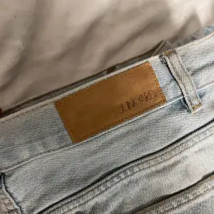 Ljusblåa wide leg jeans från Junkyard, superfina nu till våren!! Köpta för 500kr!! Hör av er för fler bilder eller prisförslag 💗