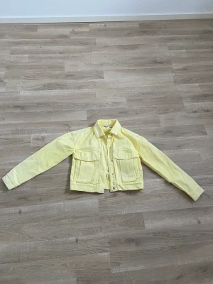 Jeansjacka - Säljer min gula jeansjacka från zara som är köpt sommaren 2021. Jackan är i mycket bra skick. Hör av dig om du undrar något😊 (köparen betalar för frakten)
