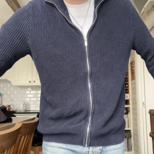 H&M stickad kofta - Fin stickad tröja från HM, fullzip. Tjockt tyg, bra kvalitet.