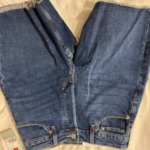 Cykelshorts  - Snygga bermudashorts i mörkt jeanstyg. Köpta på rea för några år sedan men har aldrig kommit till användning. Prislapp kvar, stretch, snygga till vår/sommar. Frakt tillkommer