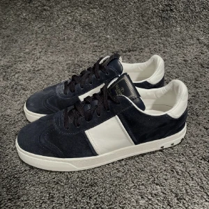 Valentino Flycrew - Säljer ett par valentino flycrew i den eftertraktade färgen mörkblå i storlek 39 för 3000kr. Nypris 6000kr. Skorna är aldrig använda utan bara testade inomhus!