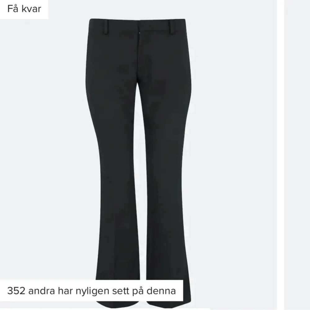 Jättefina lågmidijade kostymbyxor från bikbok, dem är i ny skick, dock så är dem väldigt små i storleken 165 med fraktur det just nu 💗. Jeans & Byxor.